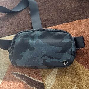 lululemon athletica Dark Camouflage Everywhere Belt Bag